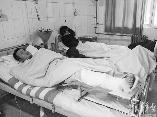 河南省三门峡义马市人民医院的一个病房里，在连霍高速河南义昌大桥爆炸坍塌事故中受伤的一对夫妻，正在接受治疗。