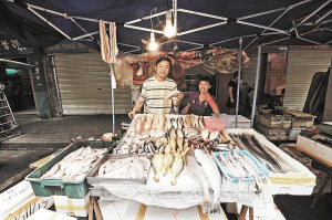 营平市场像这样的卖鱼摊位不计其数,用这些野生小杂鱼"煮酱油水",是老