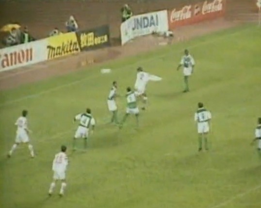 1997年10月3日,凭借张恩华的头球,国足在十强赛中1-0击败沙特(瞬间图)