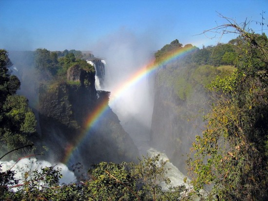 捕捉世界最大瀑布上空的美丽彩虹(组图)