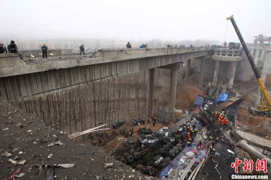 2月1日上午9点，连霍高速渑池段服务区附近一辆载满烟花爆竹的货车发生爆炸，引起桥面断裂。坍塌桥梁长度约80米。图为事故现场。中新社发 王中举 摄
