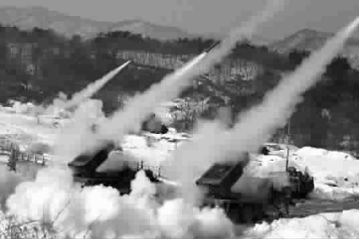 韩国军队举行火箭炮实弹演习 图IC