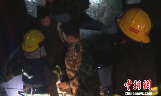 图为唐山消防官兵正在砸车窗疏散营救被困人员 于皓 摄