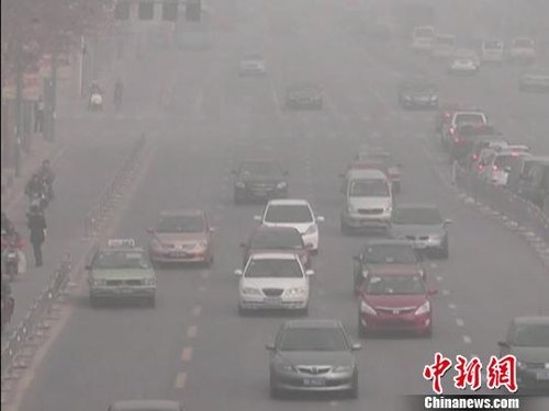 郑州雾霾天十几年罕见 市民呼吁少放鞭炮