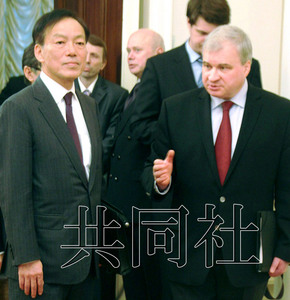 日俄两国政府4日在莫斯科举行副外长级战略对话。图为对话开始前正在交谈的日本外务事务次官河相周夫（左）和俄罗斯第一副外长官杰尼索夫。