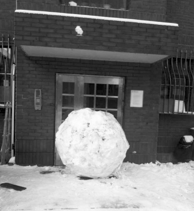超级"恶搞"大雪球堵住单元门(图)