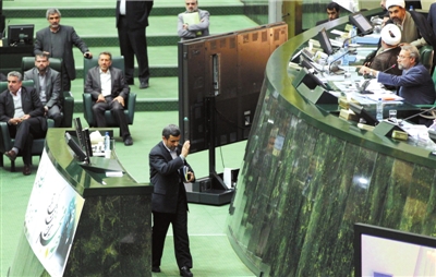 2月3日，伊朗总统内贾德和议长拉里贾尼（右一）参加议会。图/CFP