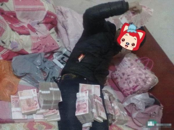 男子手捧巨额现金征女友 网友戏称"捂脸有钱"