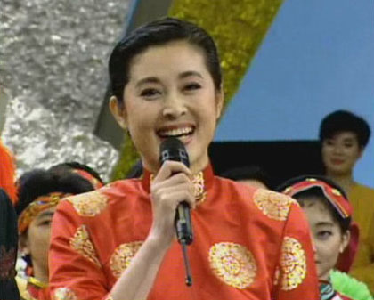 倪萍就是如此,以31岁高龄主持了《综艺大观》,因为她亲切自然的主持