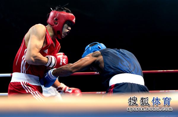 首场比赛在拳击全国冠军,亚锦赛81公斤级亚军孟繁龙与美国警察史蒂文