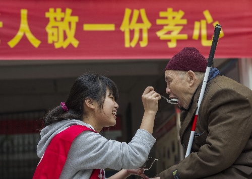 当日,40名志愿者来到重庆市江北区复盛镇敬老院,为30多位孤寡图片