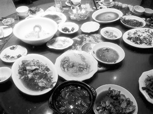 餐桌上盘子里的剩菜比以往少了很多 江东中心小学302班 卢嘉宁 摄