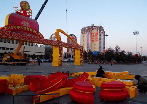 2月5日,工人在内蒙古呼和浩特市新华广场装配节日彩灯.