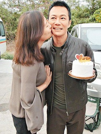 《神枪狙击2013》的张兆辉前日50岁生日,获老婆郭碧妍惊喜探班,兼送上