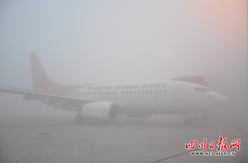 成都双流国际机场因浓雾关闭 720个进出港航班