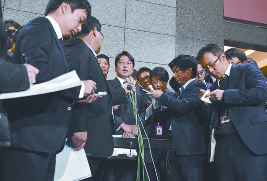 5日晚，日本防卫大臣小野寺五典在防卫省召开发布会。