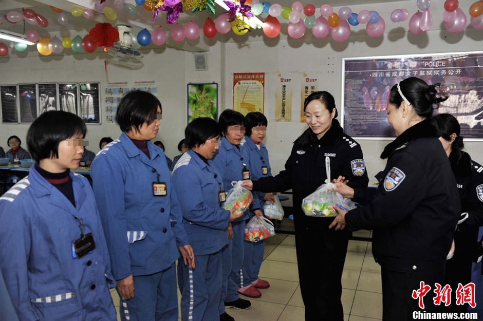 探访成都女子监狱:高墙内的阳光 麻辣幺妹的舞蹈(组图)