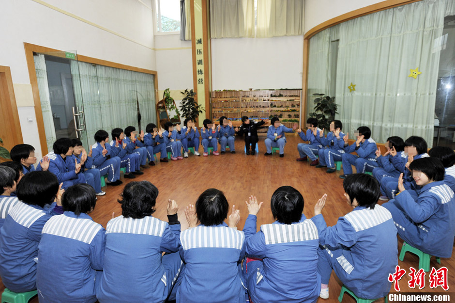 探访成都女子监狱:高墙内的阳光 麻辣幺妹的舞蹈(组图)