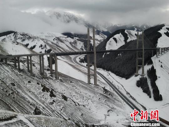 大雪下过后的果子沟大桥,不仅仍保畅通,还是一道令人沉醉的风景.