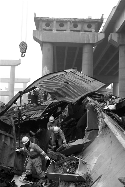 2日，消防员正在废墟上搜救，不远处就是断裂点。新京报记者 尹亚飞 摄