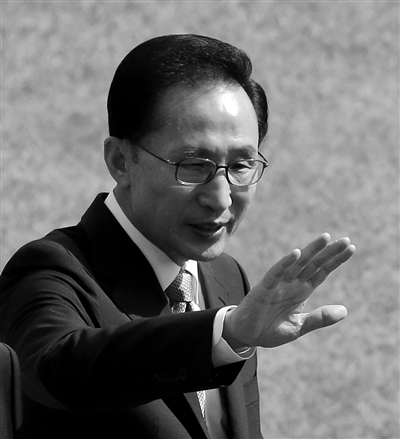 2012年9月26日，总统李明博出席建军64周年纪念仪式，检阅部队。