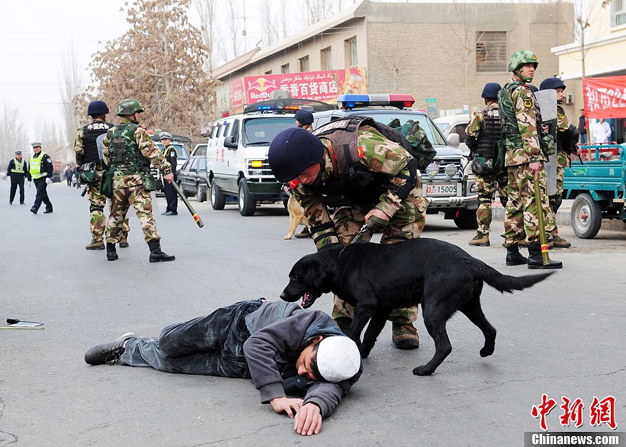 武警新疆总队某部节前大练兵(组图)