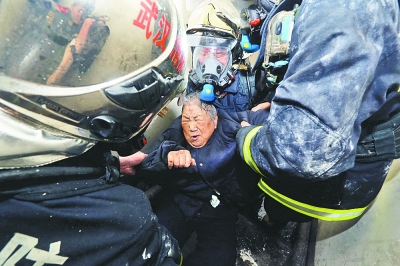 消防队员从火场救出一名太婆。记者杨涛 通讯员李国柱 摄