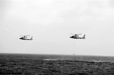 2月2日，舰载直升机在南海海域吊放声纳进行反潜演练。 新华社记者 黎云 摄