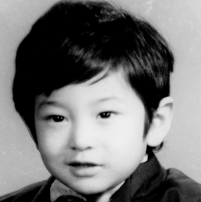 黄晓明在微博上晒出了自己的一张黑白童年照