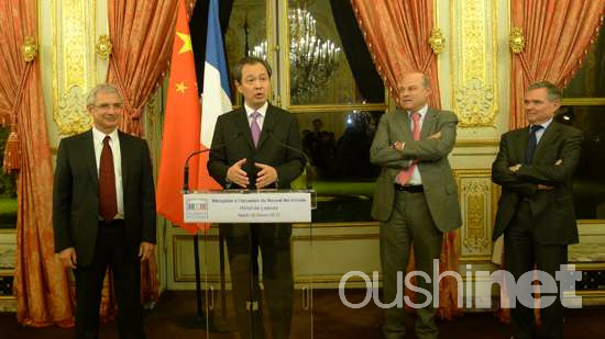 孔泉大使在春节招待会上致辞。法国国民议会议长巴托洛纳（左）、法国国民议会法中友好小组主席勒甘（右二）和前议长阿夸耶（右一）也分别发表讲话，向华人致以新春祝福。