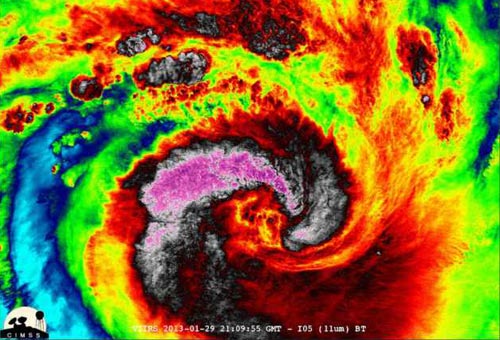 气象观测卫星拍摄热带气旋费伦的红外图像-