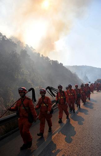 2月8日下午,一些森林武警赶赴大理山火现场进行灭火.