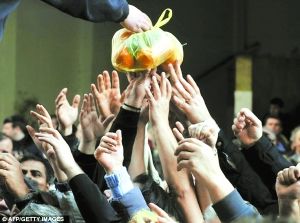 希腊数百民众街头混战争抢免费食物[图]