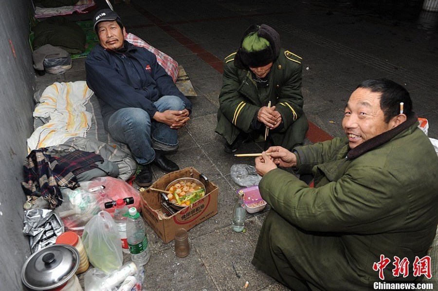 流浪者的春节:立交桥下过年(组图)