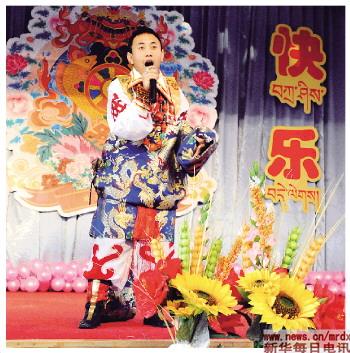 北京西藏中学学生昂旺次仁在演唱歌曲《高原红