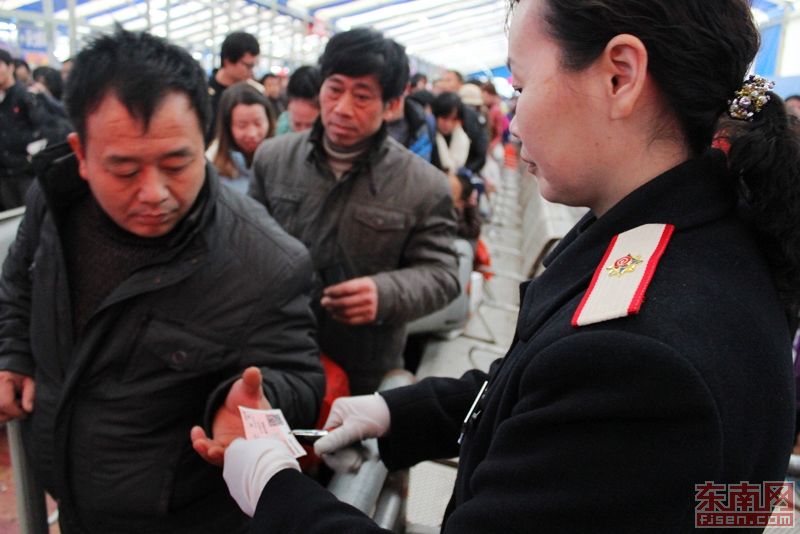检票员正在为上车旅客检票