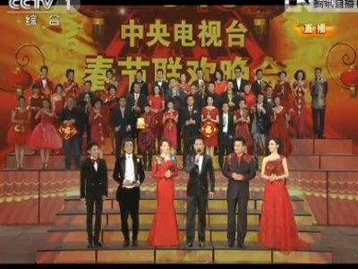 央视春晚48位主持人串烧歌舞开场 气势非凡(图)
