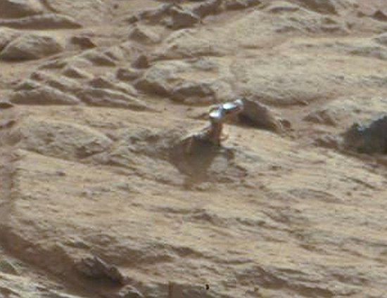 “好奇”号在火星上发现了一块嵌在岩石里的神秘金属物体