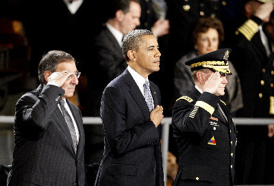 奥巴马8日出席国防部长帕内塔(左)的欢送会。
