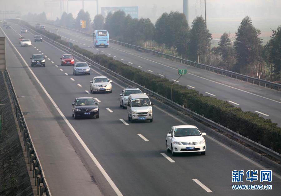 小客车免费通行首日全国公路网畅通(组图)