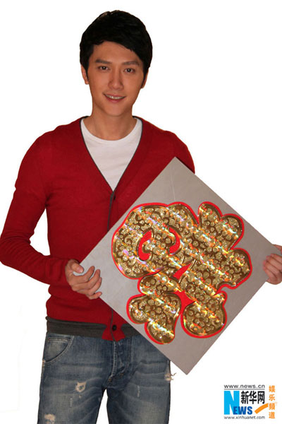 拍摄了一组拜年主题的写真,为网友送去新年的祝福,祝福大家在新的一年