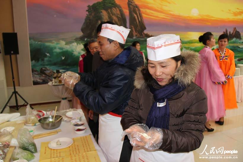 来自越南的嘉宾在“欢乐春节”活动上尝试包饺子。