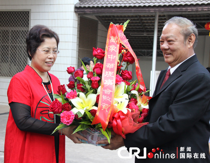 老挝华人华侨社团向中国驻老挝使馆祝贺新春(