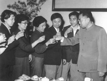 1961年4月，周恩来总理出席我国参加第二十六届世界乒乓球锦标赛组委会举行的联欢会，祝贺运动员取得好成绩。右二为庄则栋。