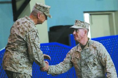 2月10日，在阿富汗首都喀布尔，美国四星上将约瑟夫・邓福德（右）正式出任美军驻阿富汗总司令，图为他在交接仪式上与卸任的约翰・艾伦（左）握手