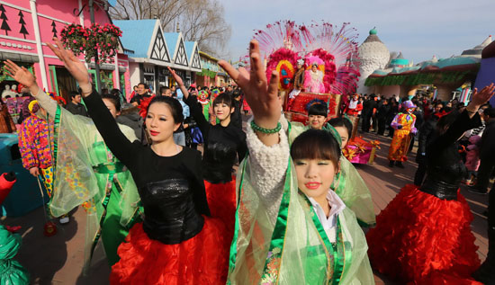 2013年"迎春洋庙会"上,游客跟随花车行进队伍巡游一路歌舞一路欢乐