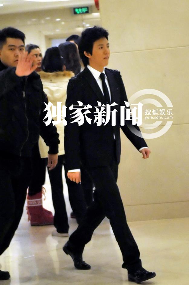 李云迪王力宏保镖护身 刘谦遇疯狂大妈级粉丝