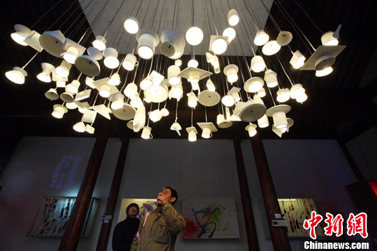 2月12日,在南京老城南门东街区举办的首届中国灯彩联展上,由南京艺术学院、南京师范大学等高校师生创意设计、动手制作的创意彩灯从传统手工彩灯中脱颖而出,集中展现了环保、绿色、低碳、循环、实用的现代理念,格外的吸引目光。中新社发 泱波 摄