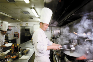 位于皇冠假日酒店二楼的百味川依旧宾客盈门,而对于中餐副厨师长李平