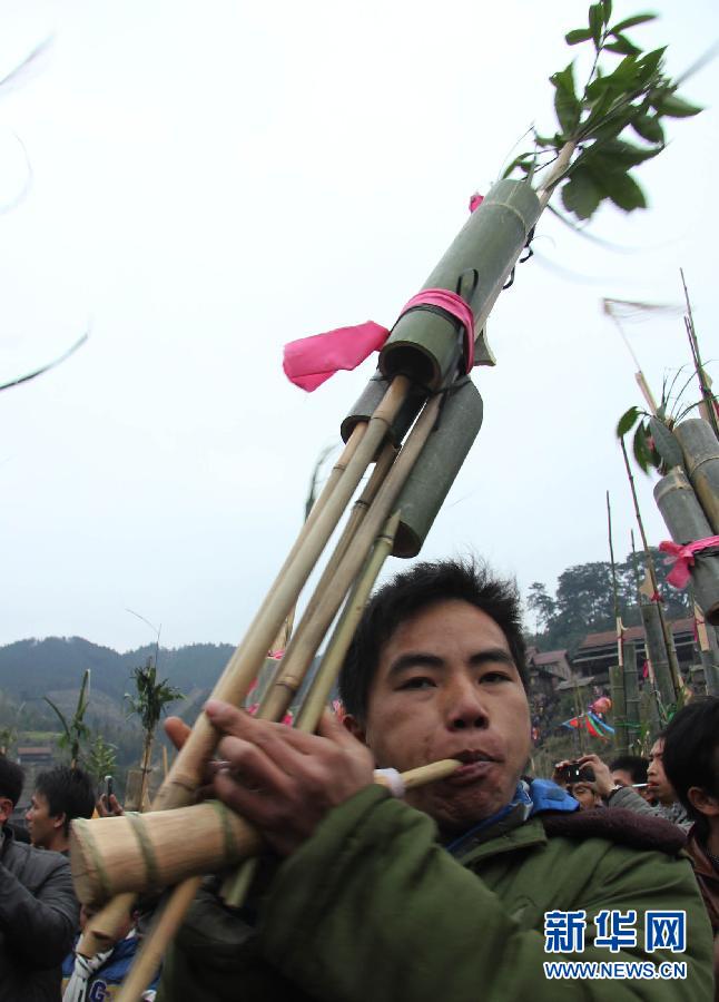 2月12日,参赛芦笙队在广西融水苗族自治县大年乡芦笙比赛现场比赛.